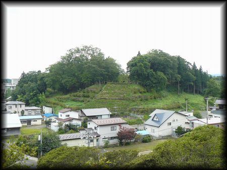 七戸城の全景画像、天王神社境内から撮影