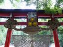 大星神社鳥居に設えられたド派手なしめ縄飾り
