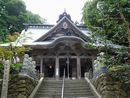 円覚寺石段から見上げた本堂と可愛い六地蔵と石垣