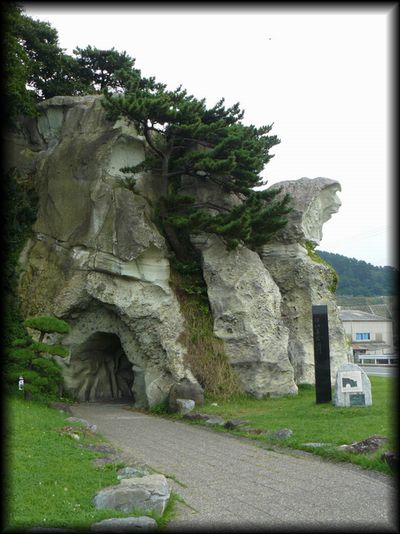 猿神鼻岩洞門