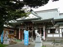 蕪島神社拝殿正面とその前の石造狛犬と提灯