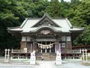 小田八幡宮拝殿とその前に安置されている石造狛犬
