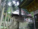 巌鬼山神社拝殿越に見える石垣上の本殿
