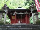 久渡寺参道から見上げた観音堂と石燈篭と木製燈篭