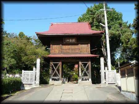 宗徳寺の参道から見た山門