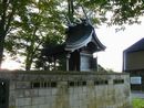 富岳神社本殿とコンクリートブロック造の玉垣