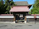 津軽順承と縁がある長勝寺総門は赤色の屋根が印象的です。