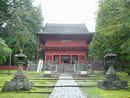 岩木山神社参道石畳みから見た随身門（楼門）と石燈篭