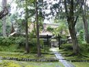 岩木山神社社務所は苔生した茅葺屋根で雰囲気満点