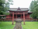 津軽信寿と縁がある高照神社参道石畳みから見た鳥居とその奥に控える拝殿