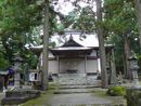 津軽信寿と縁がある大石神社石燈篭越に見える拝殿