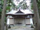 津軽信寿と縁がある大石神社拝殿正面とその前に置かれている石造狛犬