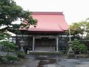 津軽信寿と縁がある南台寺本堂とその前に置かれた石燈篭