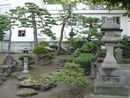 津軽信寿と縁がある南台寺境内に作庭された庭園と石燈篭