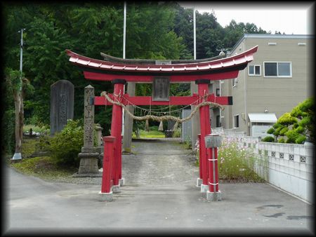 白山姫神社境内正面に設けられた朱色の大鳥居と石造社号標