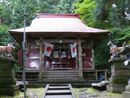 白山姫神社拝殿とその前に置かれた石造狛馬