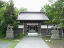 黒石神社神門とその前に置かれた石造狛犬