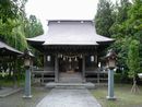 津軽信英と縁がある黒石神社拝殿とその前に置かれた木製燈篭
